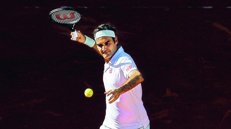 Roger Federer survives Gael Monfils scare
