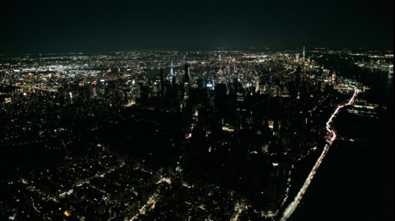 Manhattan plunges into darkness, huge power outage