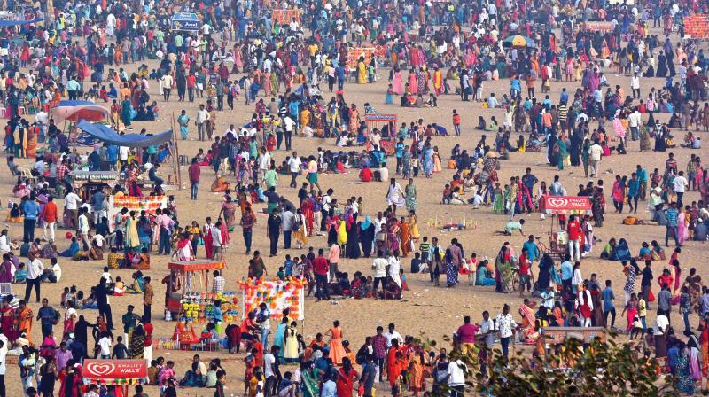 Marina beach witnesses huge crowds.  Mahabalipuram too pulls scores of people. (Photo: DC)
