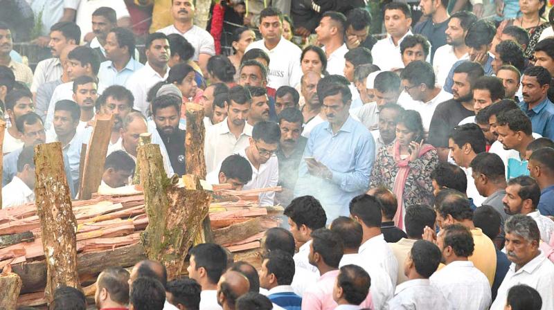 V.G. Siddharthas sons Amartya and Ishan light the pyre of their father at Chethanahalli in Belur taluk near Chikkamagaluru Wednesday as thousands gathered to pay their last respects. (Photo:KPN)