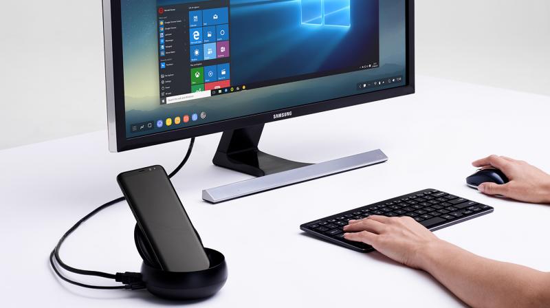 The Samsung DeX dock comfortably accepts the Lumia 950 and lets the phone display a desktop interface of Windows Phone on the screen through Continuum.