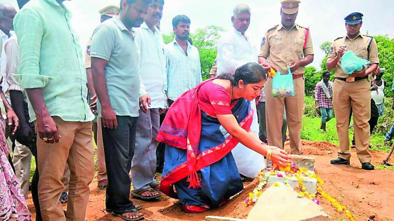 Ranga Reddy ZP chairperson Sumitha Mahender Reddy pays her respects to Chinnari at her grave in Gorepally village on Sunday. (Photo: DC)