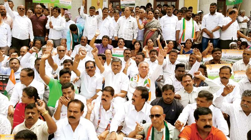 K H Muniyappa-Siddaramaiah clash mars Congress meet
