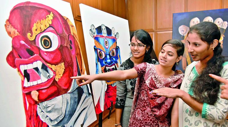 Young art lovers from the city appreciate a painting