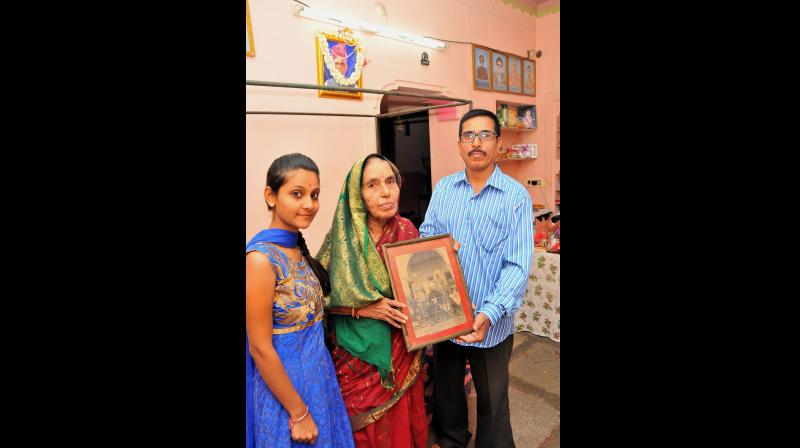 T. Ugendar Singh with his mother Susheela Devi and daughter with a photograph of his great grand father who worked for Nizam  (Photo:  DC)
