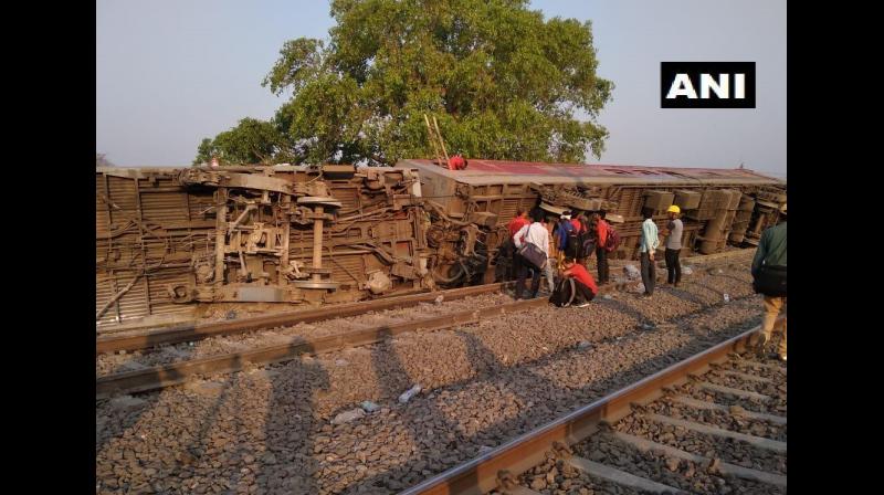 Twelve coaches of the Howrah-New Delhi Poorva Express derailed near Kanpur in Uttar Pradesh early on Saturday, injuring at least 14 people, railway officials said. (Photo: Twitter/ANI)