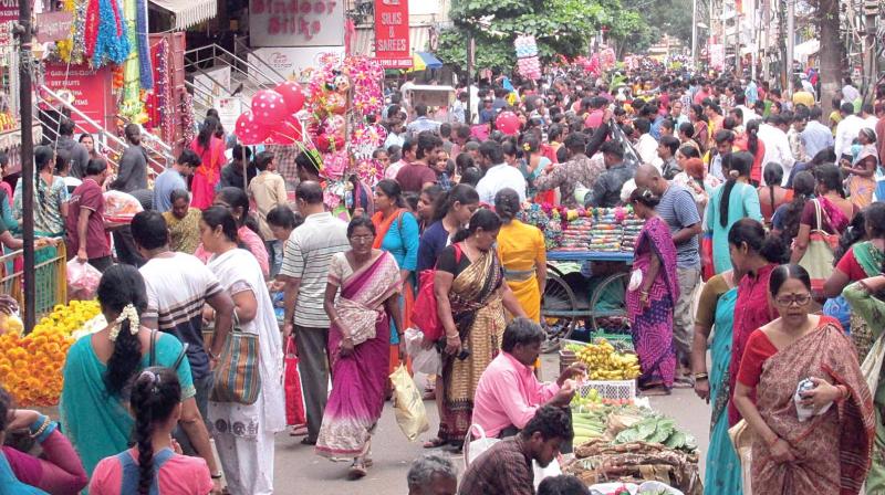 Bengaluru: Devotees seek Ganeshaâ€™s mercy as fruit prices soar
