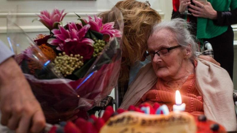 This file photo taken on October 10, 2016 shows veteran British war correspondent Clare Hollingworth (R) attending a celebration to mark her 105th birthday at the Foreign Correspondents Club (FCC) in Hong Kong.  (Photo: AFP)