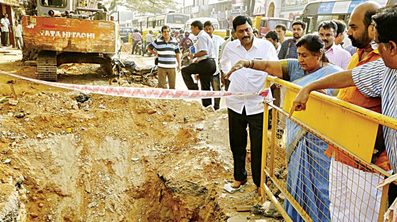 Mayor Padmavathi inspects the ongoing TenderSure project work at the Modi Hospital Road in Bengaluru on Wednesday. (Photo: KPN)