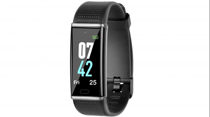 The compact screen can display all the essential fitness information, clearly, whenever you need it, with just a flick of the wrist.