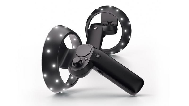 The controllers resemble a mixture of design cues from the Oculus controllers and HTC Vive controllers. (Photo: Microsoft)