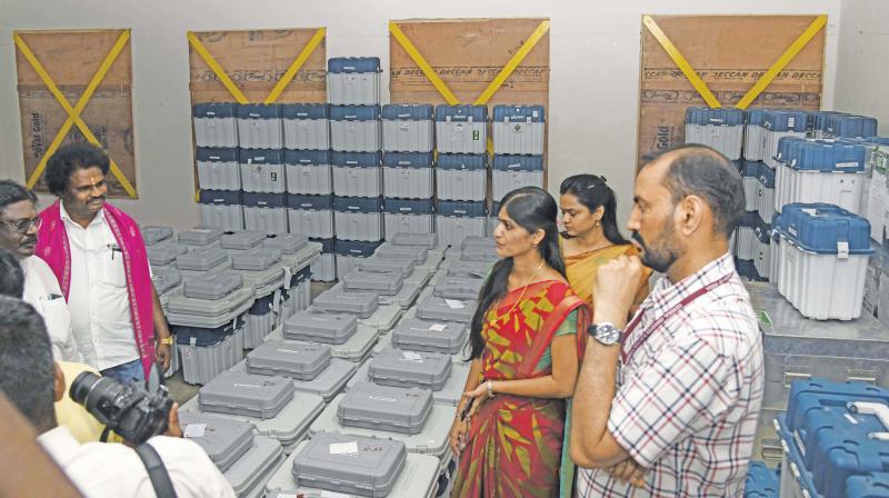 Salem collector Rohini Bhajubhakare along with other  officials oversees poll equipment including EVMs  dispatched to polling booths. (DC)