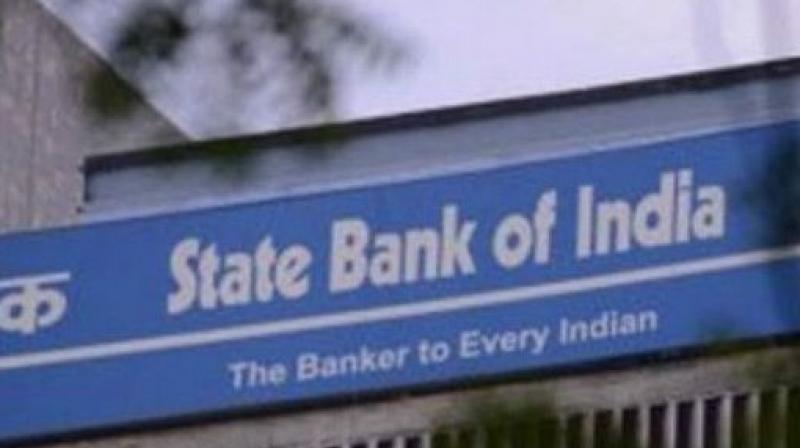 The trouble started after the SBI account holders had to wait for hours to do their banking work as there was a mammoth rush at the bank. Mr. Talha Kaseri, an account holder along with other account holders staged a protest in front of the bank.