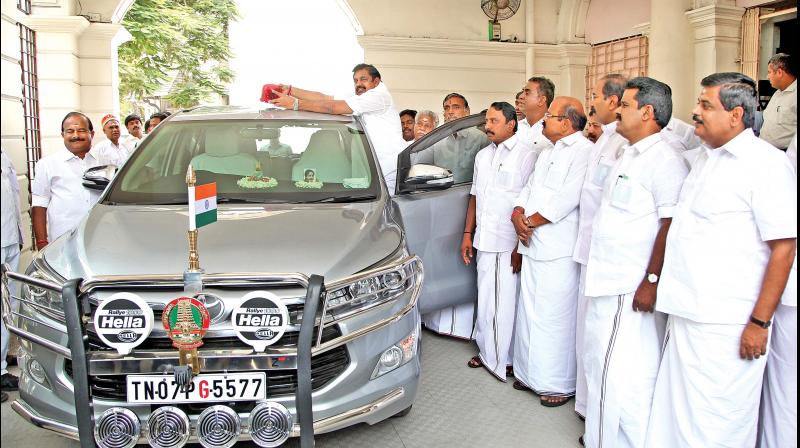 Chief Minister Edappadi K. Palanisami on Thursday removed the beacon light from his car, a day after the Union cabinet decided to do away with the VIP culture.