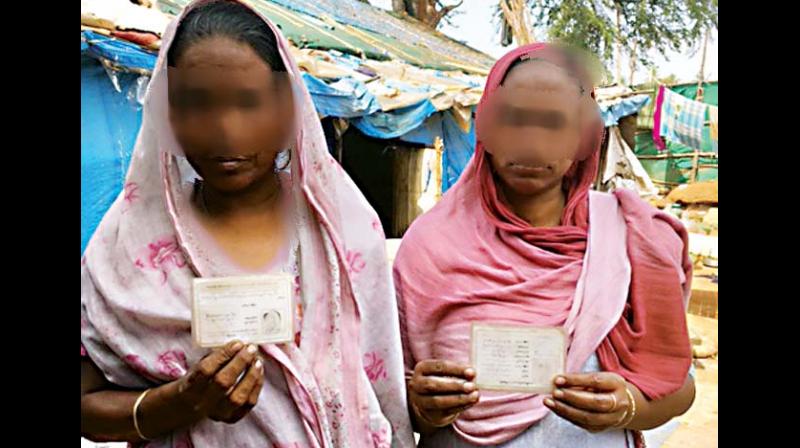 Rohingyas show their UN High Commission for Refugees cards. (Photo: DC)