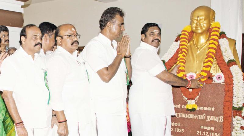 Chief Minister Edappadi K. Palaniswami garlands the statue of farmers icon, C. Narayanasamy Naidu, after inaugurating his memorial built at a cost of 1.5 crore at Vaiyampalayam about 40 kms from Coimbatore on Wednesday. (Image DC)