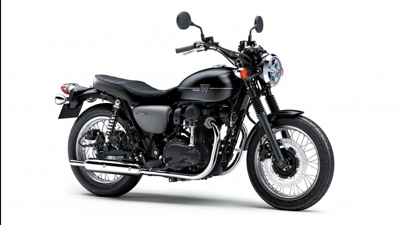 Kawasaki W800 Street features a vertical parallel-twin engine, just like the old British twin-cylinder motorcycles.