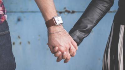 Researchers claim holding hands can help ease physical pain. (Photo: Pexels)