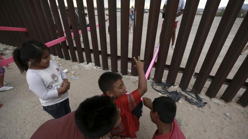 US judge blocks Trump\s bid to detain migrant kids indefinitely