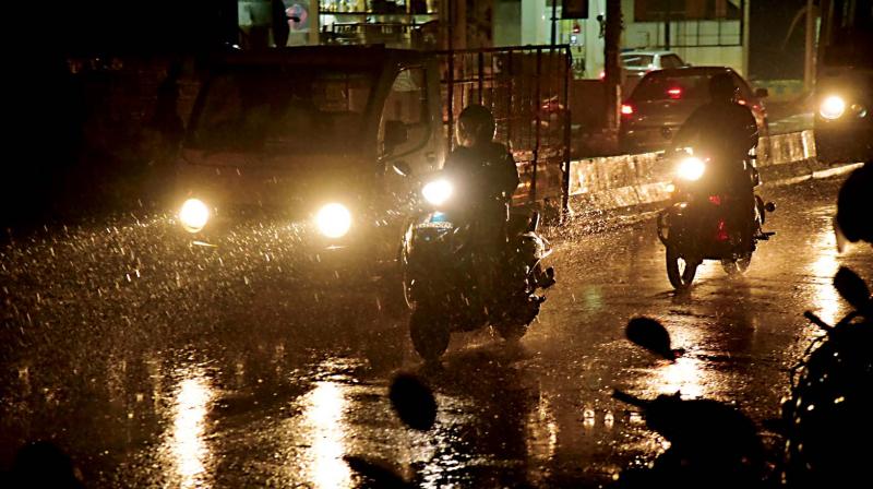 Bengaluru: Thunderstorm in city, roads flooded