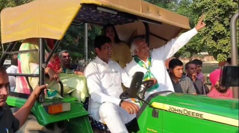 \Confident of forming govt in Haryana\: Chautala, reaches polling booth on tractor