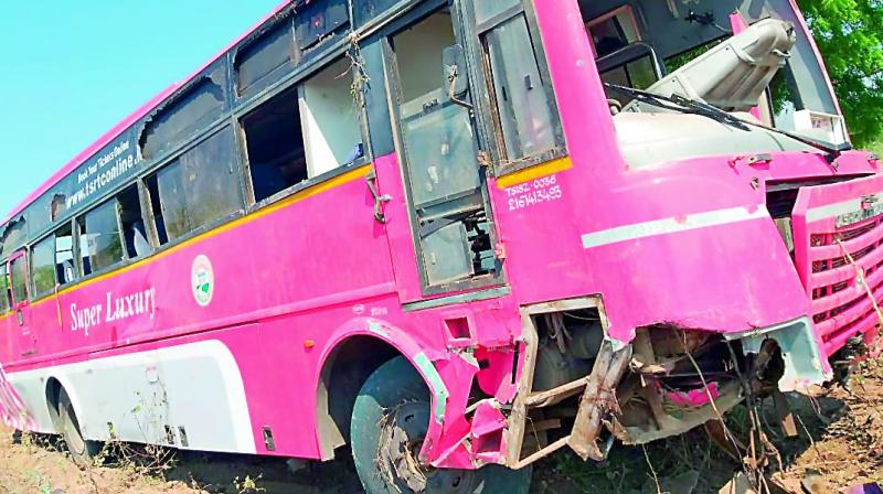 Vijayawad: Two die, 8 hurt in bus mishap
