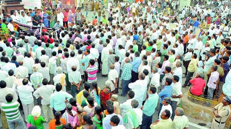 Activists under the Kadapa Steel Plant Sadhana Samiti hold a rally expressing solidarity to the cause in Proddatur on Sunday (Photo: DC)