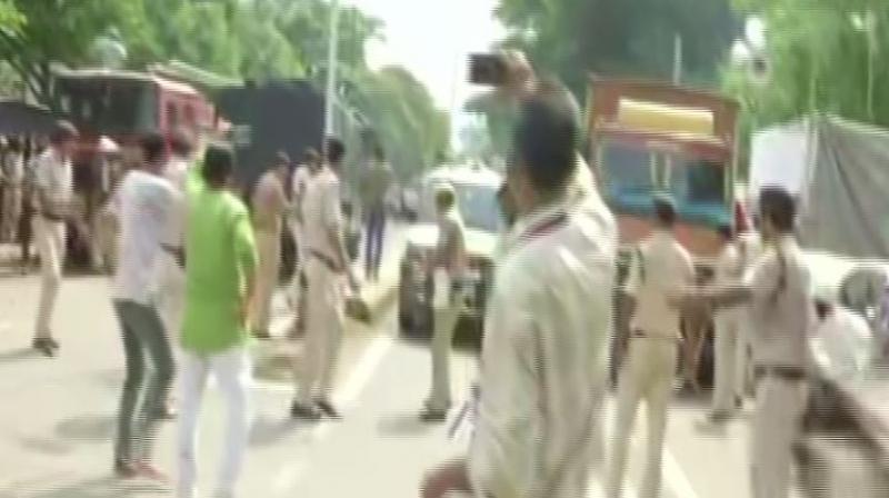 Police lathi-charge on protesting contractual teachers near Vidhan Sabha in Patna