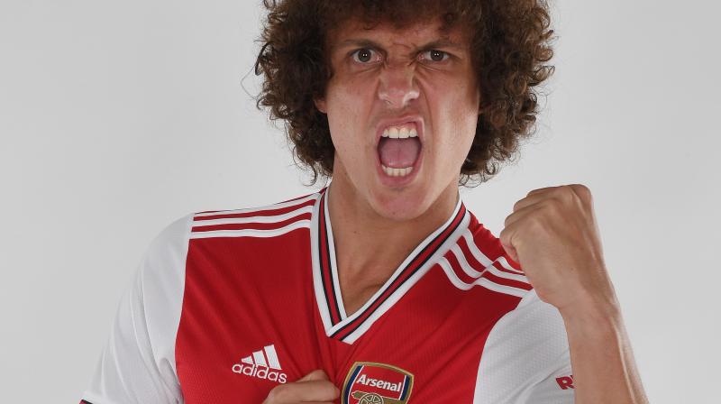 Arsenal signs Chelsea defender David Luiz