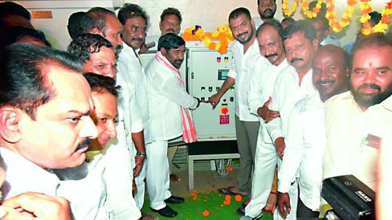Telangana, Andhra Pradesh ministers jointly release water from Sagar