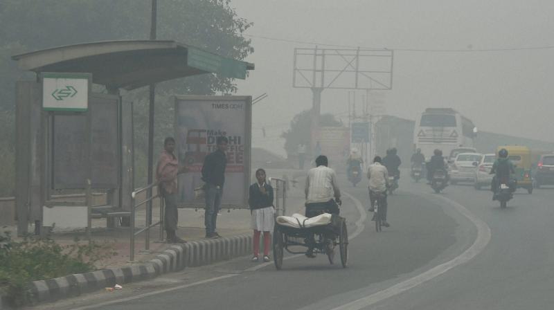 A view of New Delhi street covered with dense smog. (Photo: PTI)