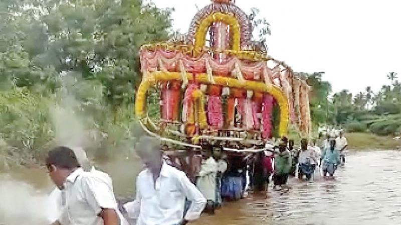 Vellore: Carrying corpses across raging river for final rites