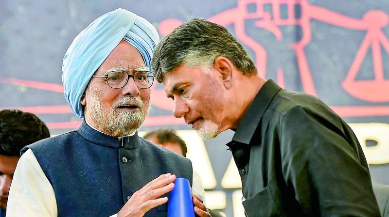 Former prime minister Manmohan Singh and Andhra Pradesh Chief Minister N. Chandrababu Naidu during Dharma Porata Deeksha, a day-long fast to demand special status for the state of Andhra Pradesh, in New Delhi on Monday. (PTI)