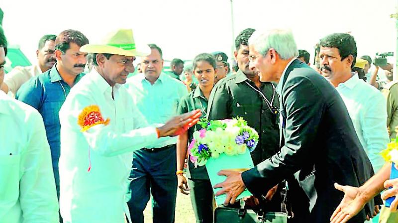 Officials welcome Chief Minister K. Chandra-sekhar Rao at Goliwada pumphouse in Peddapalli on Wednesday.