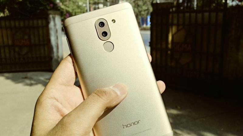 Like any other mid-budget Android device, the Honor 6X comes with a metal finish and has curved rear panel to fit in the palm of the user.
