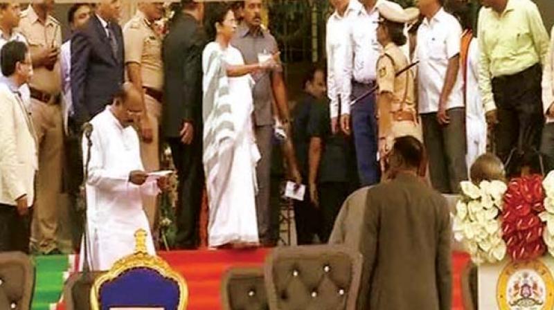 A video grab that shows West Bengal CM Mamata Banejee taking DGP&IGP Neelamani Raju to task in front of dignitaries at the swearing-in of CM Kumaraswamy on Wednesday