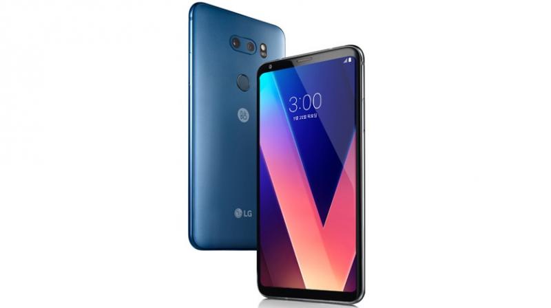 As per the specifications, the LG V30 sports a 6-inch QHD+ OLED FullVision display with 1440 x 2880 pixel resolution, 538ppi and HDR 10 support. The screen is Daydream VR compatible and also features the Always-on display.