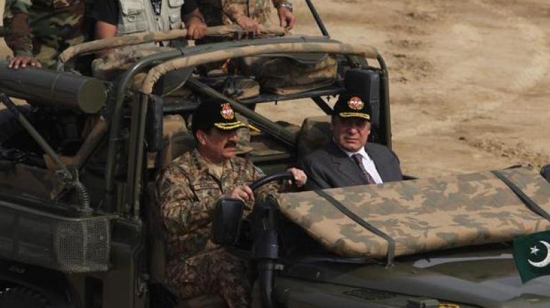 Pakistan army chief Gen Raheel Sharif with Prime Minister Nawaz Sharif during a military exercise at Khairpur Tamiwali. (Photo: AP)