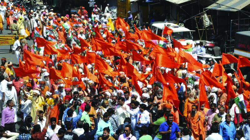 Police caught sporting saffron scarves in Digvijay Singh rally