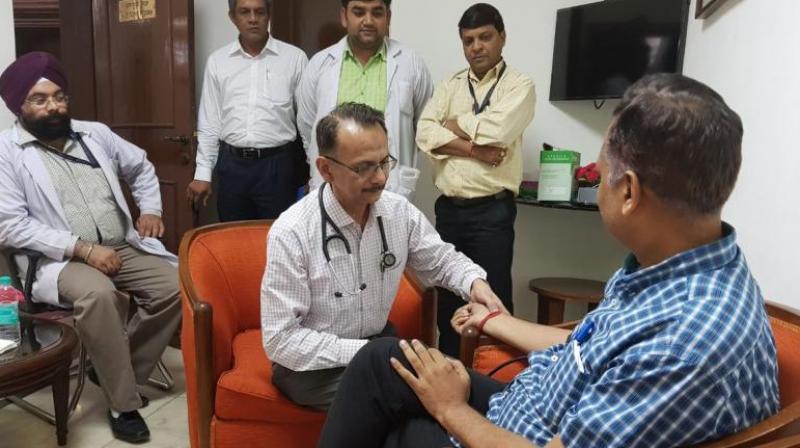 Doctors doing normal Health Check up of SatyendarJain at LG House as he is on Anshan since Tuesday morning. (Photo: Twitter | @ArvindKejriwal )