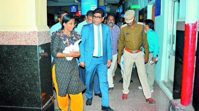 SCR general manager Vinod Kumar Yadav inspects Guntur Railway Junction in Guntur city on Friday. Guntur DRM V.G. Bhooma and others are also seen.  (DC)