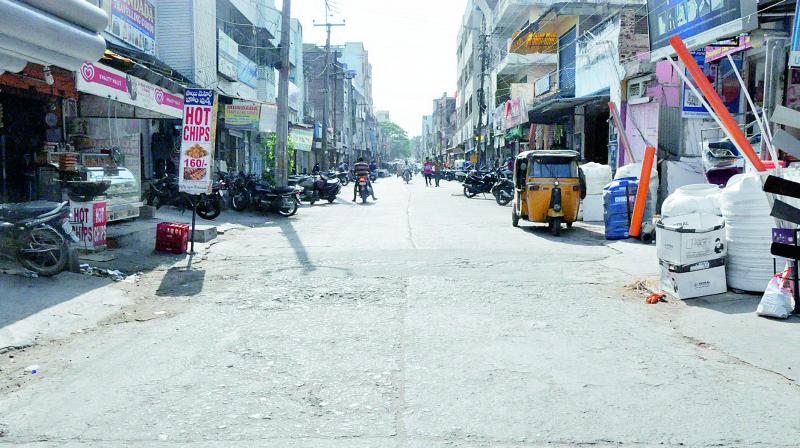 Sashtri Road, one of the busiest roads in Karimnagar, wears a deserted look due to the sweltering heat on Saturday afternoon. (Photo: Yelabaka Radhakrishna)