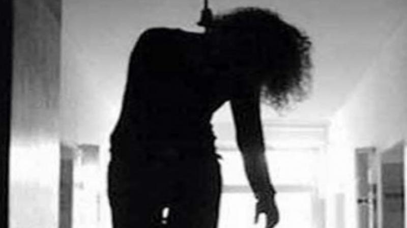 Hyderabad: Newly-married woman hangs herself to death