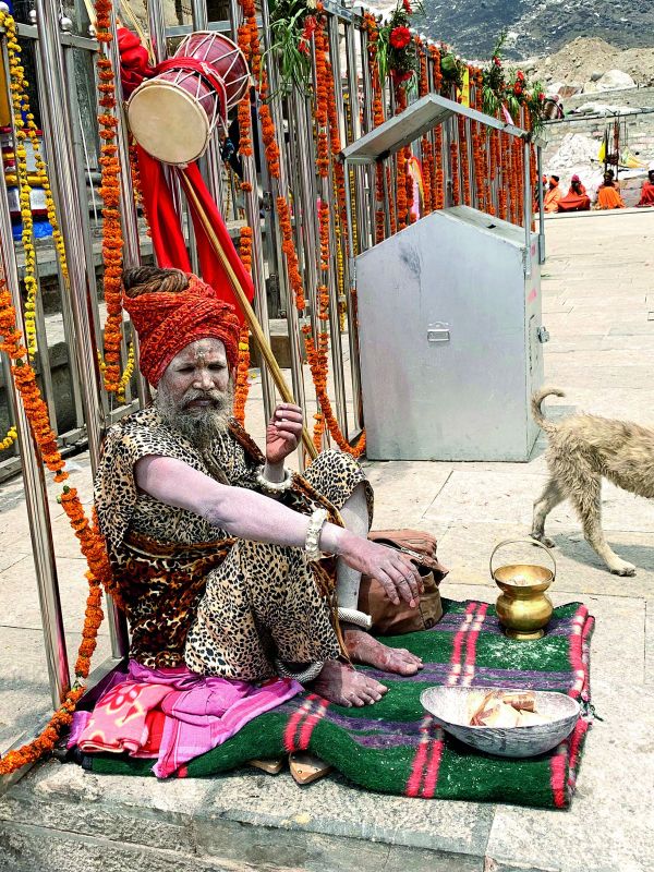 Sitting right outside the temple, this baba was found showering his mighty blessings on the visitors