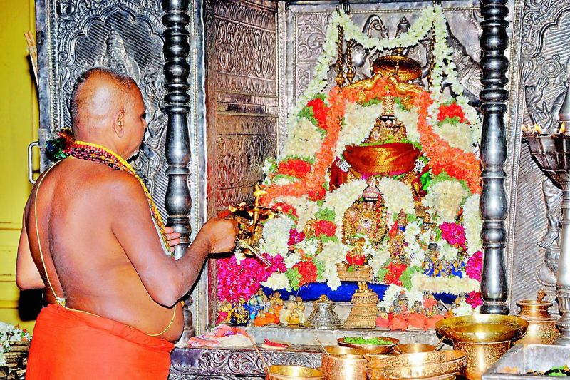 46th Azhagiyasingar performing rituals to deities of Lord Malola and Krishna at Ahobila Mutt.