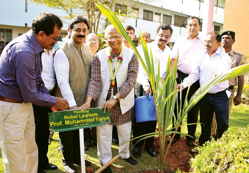 Nobel laureate Muhammad Yunus plants a sapling at Seshadripuram College in Bengaluru on Monday. (Photo: DC)