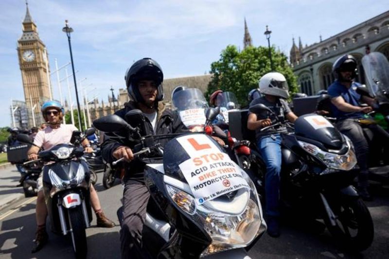 Motorcycle delivery drivers and motorcyclists taking part in a demonstration in Parliament Square in central London on July 18, 2017. (AFP Photo)