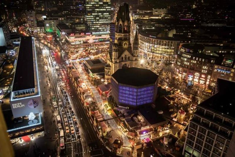 This picture taken on December 22, 2016 shows people walking between booths at the Christmas market near the Kaiser-Wilhelm-Gedaechtniskirche (Kaiser Wilhelm Memorial Church) in Berlin. (Photo: AFP)
