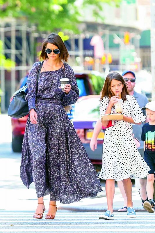 Katie Holmes was spotted the first time after her rumoured split from longtime BF Jamie Foxx, as she walked with daughter Suri.
