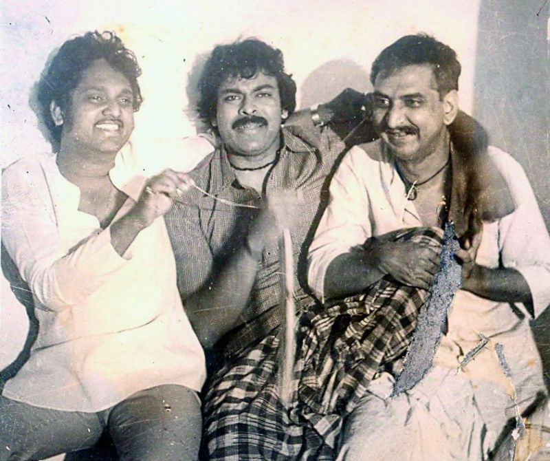 Kodi Ramakrishna with Chiranjeevi (centre) and Gollapudi Maruthi Rao (right) on the sets of Intlo Ramayya Veedhilo Krishnayya.